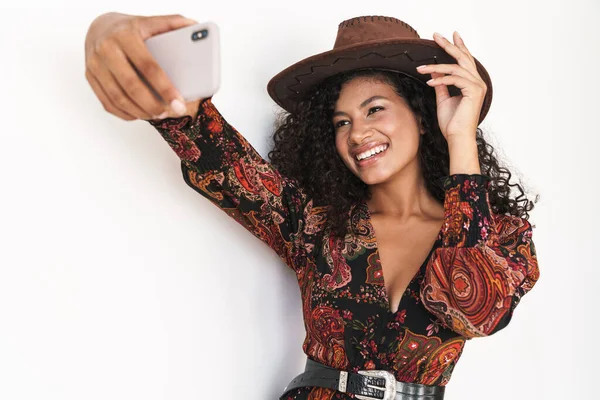 Beautiful cheerful young woman wearing cowboy hat — Stockfoto