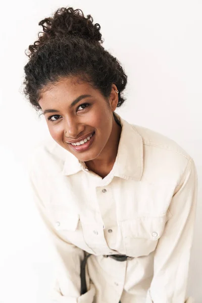 Hermosa sonriente elegante joven africana mujer —  Fotos de Stock