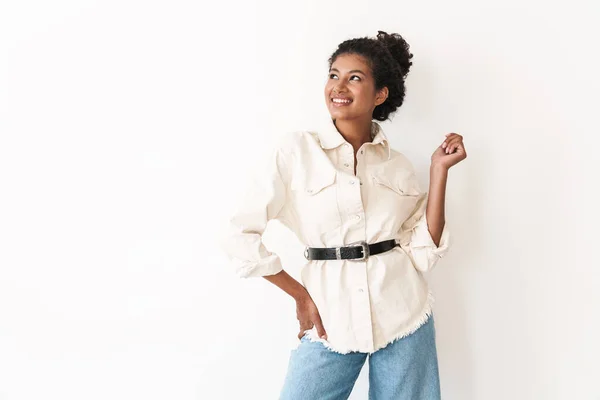 Hermosa sonriente elegante joven africana mujer —  Fotos de Stock