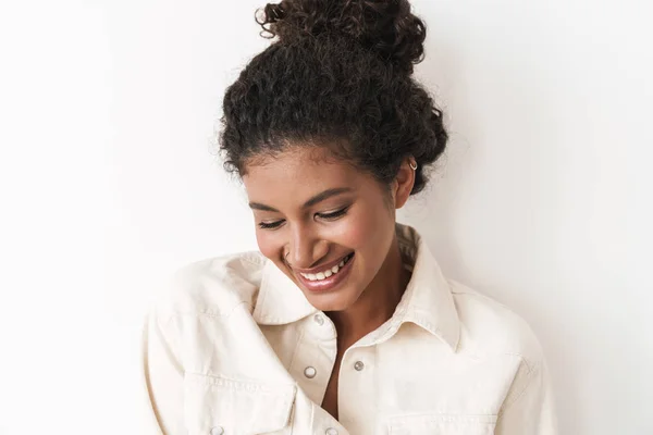 Bonita sorridente elegante jovem mulher africana — Fotografia de Stock