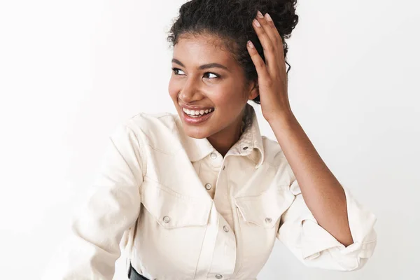 Bonita sorridente elegante jovem mulher africana — Fotografia de Stock