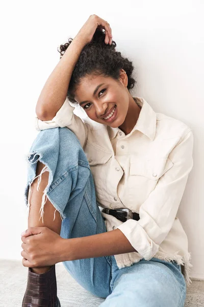 Beautiful cheerful young stylish african woman posing — Stok fotoğraf