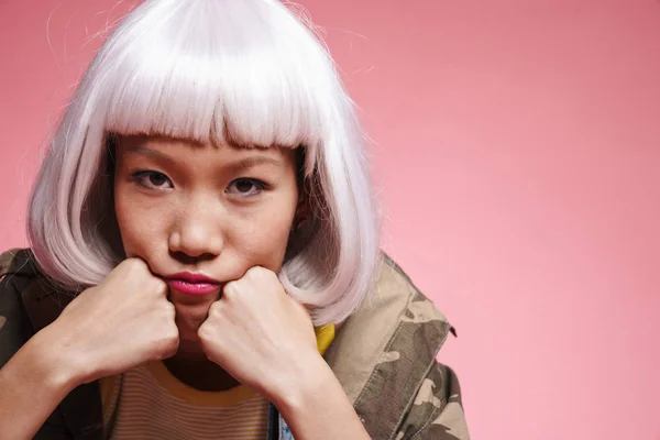 Image of asian girl propping up her head and looking at camera — Stockfoto