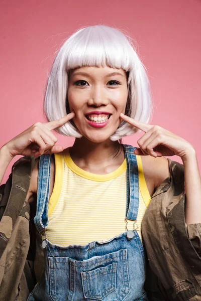 Bild von asiatischen Mädchen mit weißer Perücke machen Gesicht und Spaß — Stockfoto