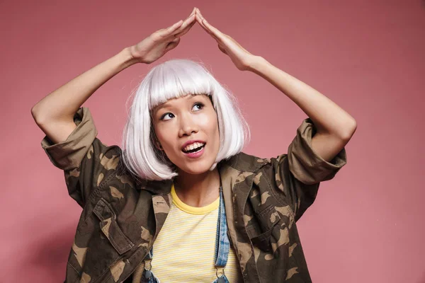 Bild av asiatisk flicka i vit peruk gör tak över huvudet med — Stockfoto