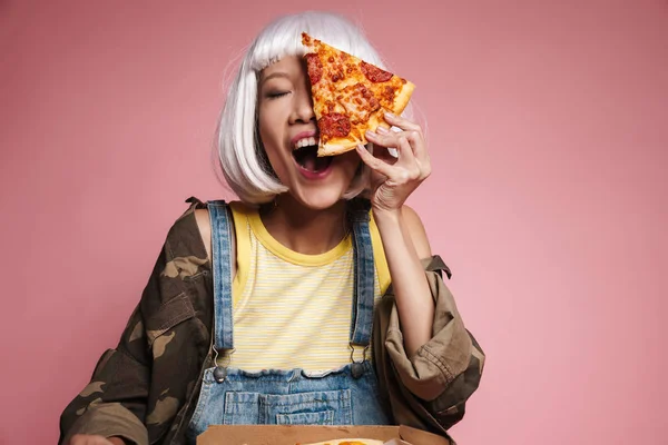 Imagem de jovem menina asiática vestindo peruca branca se divertindo e comendo — Fotografia de Stock