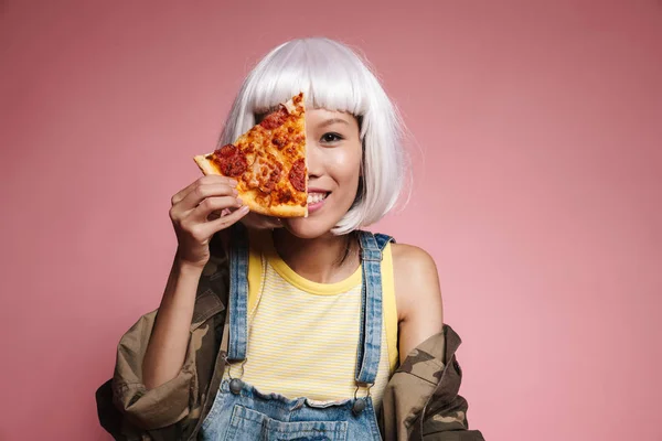 Imagem de jovem menina asiática vestindo peruca branca se divertindo e comendo — Fotografia de Stock