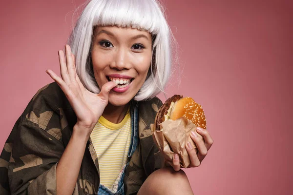 Bild von jungen asiatischen Mädchen mit weißer Perücke, die Spaß haben und groß essen — Stockfoto