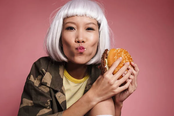 Bild von jungen asiatischen Mädchen mit weißer Perücke, die Spaß haben und groß essen — Stockfoto