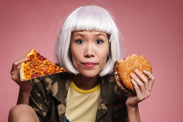 Bild von asiatischen Mädchen in weißer Perücke mit einem Stück Pizza und großen — Stockfoto