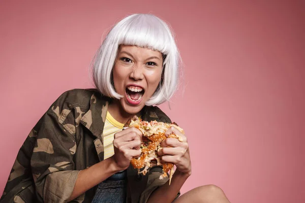 Obraz dzikiej azjatyckiej dziewczyny krzyczącej i rozrywającej wielkiego burgera — Zdjęcie stockowe
