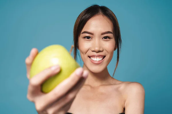 녹색 사과를 들고 웃고 있는 반쯤벌거벗은 아시아 여성의 사진 — 스톡 사진