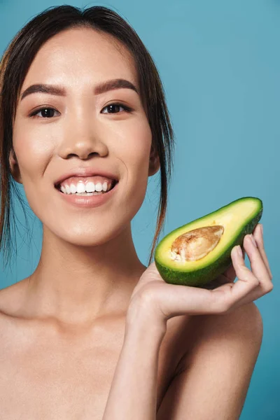 Portrait de femme asiatique à moitié nue tenant avocat et souriant — Photo