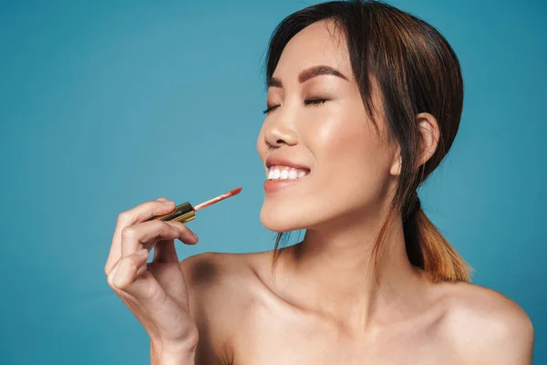 Портрет полуобнаженной азиатки с помадой и улыбкой — стоковое фото