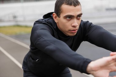 Spor yaparken spor yapan güçlü sporcunun fotoğrafı.