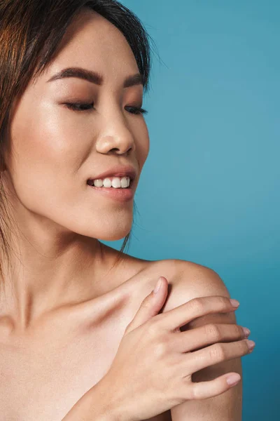 Позитивна усміхнена азіатська жінка позує гола ізольована — стокове фото