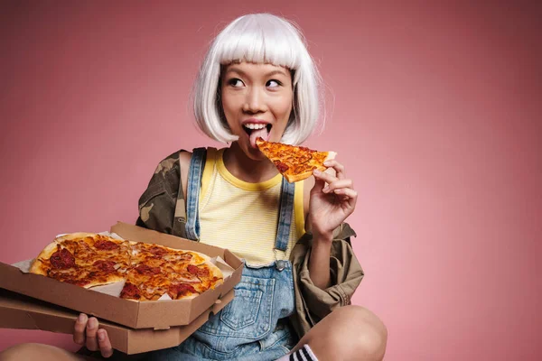 Imagem de jovem menina asiática vestindo peruca branca se divertindo e comendo — Fotografia de Stock