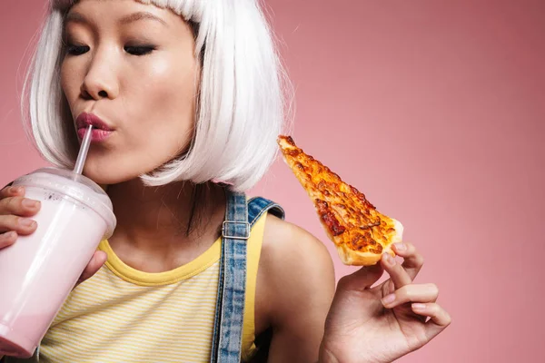 Imagem de menina asiática em peruca branca beber milkshake e comer p — Fotografia de Stock
