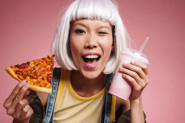 Imagem de menina asiática em peruca branca beber milkshake e comer p — Fotografia de Stock