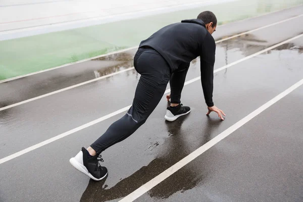 Foto de atlético forte desportista fazendo exercício durante o exercício — Fotografia de Stock