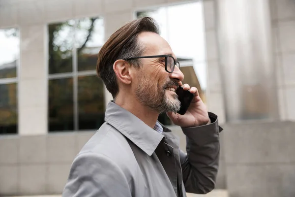 Εικόνα ενός ευτυχισμένου επιχειρηματία να μιλάει στο κινητό και να χαμογελάει — Φωτογραφία Αρχείου