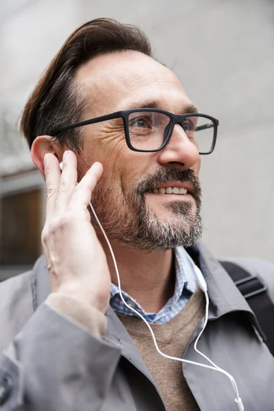 Imagen de primer plano del hombre de negocios sonriente usando auriculares — Foto de Stock
