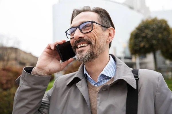 Εικόνα ενός χαρούμενου επιχειρηματία να μιλάει στο κινητό και να γελάει — Φωτογραφία Αρχείου