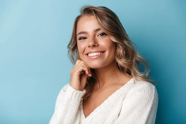 Retrato de mujer feliz atractiva sonriendo y mirando a la cámara —  Fotos de Stock