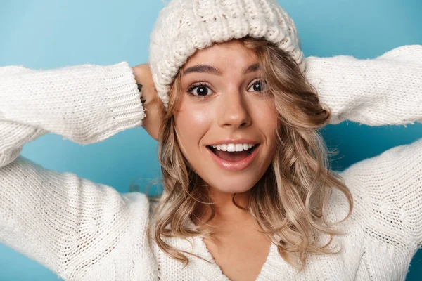 Retrato de bela mulher excitada sorrindo e olhando para a câmera — Fotografia de Stock