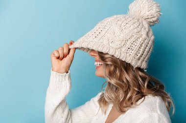 Gülen ve eğlenen güzel bir kadının portresi.