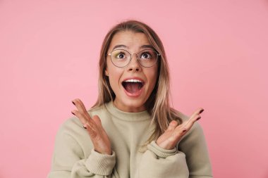 Mutlu genç bir kadının portresi çığlık atıyor ve yukarı bakıyor.