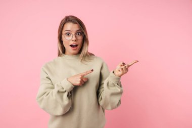 Gözlüklü genç ve heyecanlı bir kadının portresi.