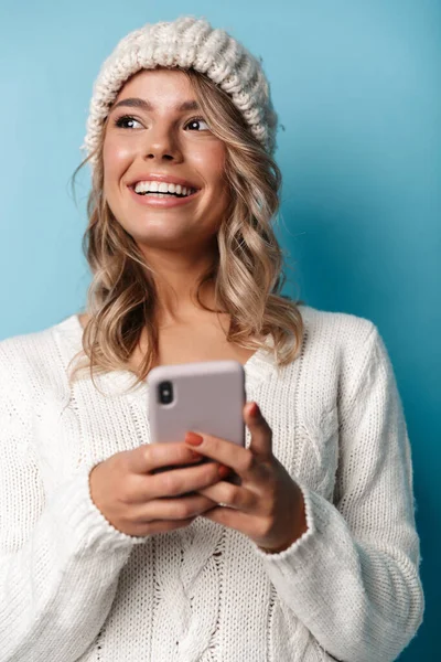 Porträtt av kaukasiska glad kvinna skrattar och använder mobiltelefon — Stockfoto