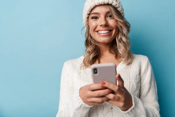 Portret van een blanke opgewonden vrouw glimlachend en met behulp van mobiele telefoon — Stockfoto