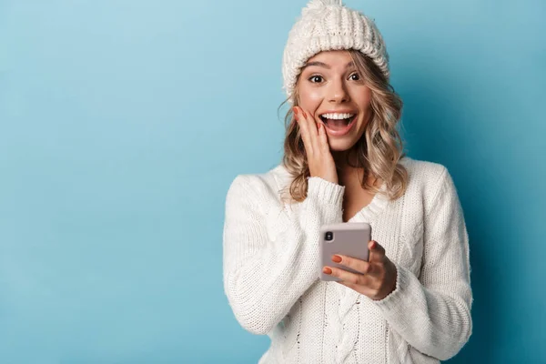 Ritratto di donna eccitata carina sorridente e usando il cellulare — Foto Stock