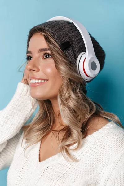 Πορτρέτο του χαριτωμένο χαρούμενη γυναίκα χαμογελώντας και χρησιμοποιώντας ακουστικά — Φωτογραφία Αρχείου