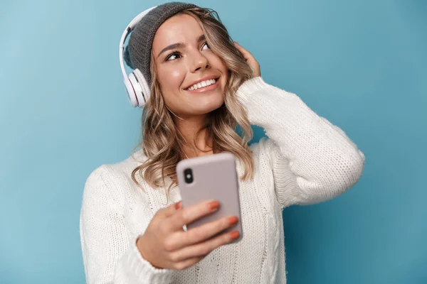 Πορτρέτο του χαριτωμένο χαμογελαστή γυναίκα χρησιμοποιώντας ακουστικά και κινητό τηλέφωνο — Φωτογραφία Αρχείου