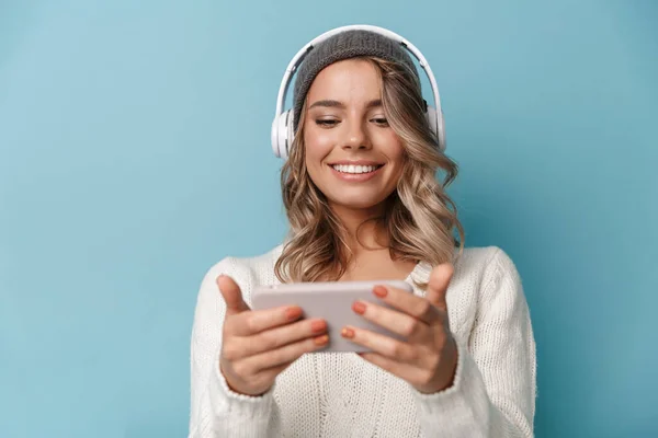 Retrato de mujer alegre linda usando auriculares y teléfono celular — Foto de Stock