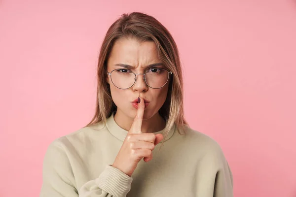 Portret van een jonge ontevreden vrouw gebarentaal stilte teken — Stockfoto