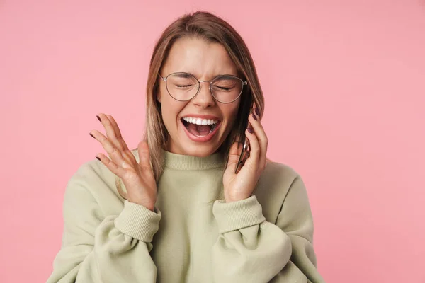 Portret van een leuke opgewonden vrouw aan het praten op mobiele telefoon en schreeuwen — Stockfoto