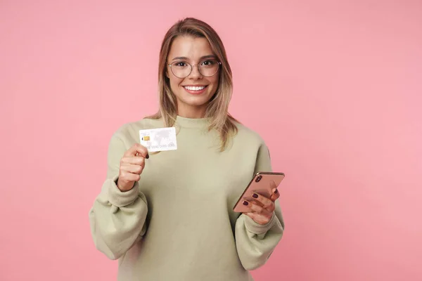 Porträtt av trevlig leende kvinna som håller mobiltelefon och kreditkort — Stockfoto