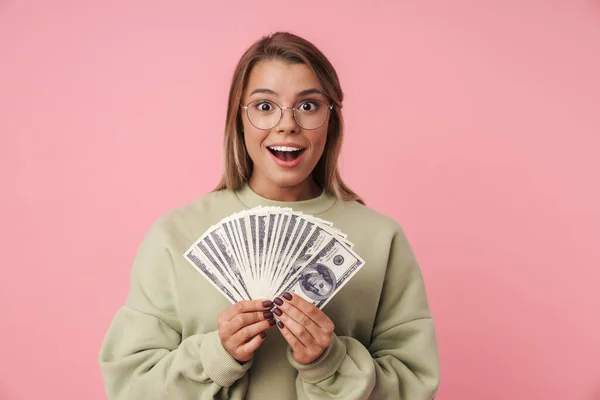 Kedves izgatott nő portréja, amint bankjegyeket tart, miközben mosolyog. — Stock Fotó