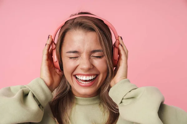 Retrato de mujer excitada rubia usando auriculares y riendo —  Fotos de Stock