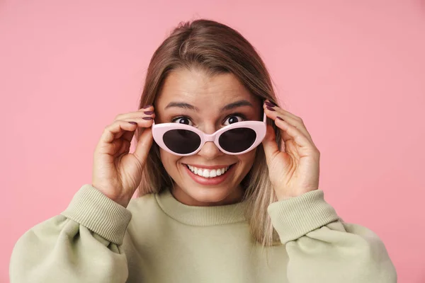 Portrait of smiling woman holding sunglasses and looking at camera — Stock Photo, Image