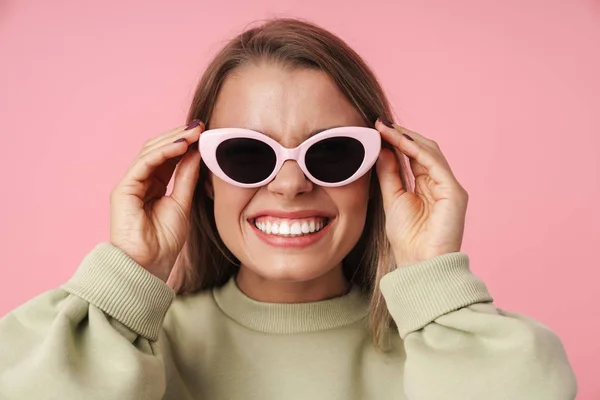 Retrato de una hermosa mujer sonriente sosteniendo gafas de sol y haciendo muecas —  Fotos de Stock