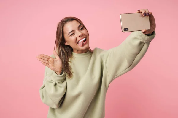 Портрет гарної усміхненої жінки за допомогою мобільного телефону та махаючої руки — стокове фото