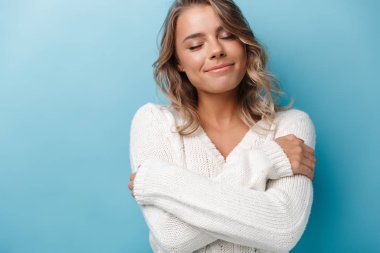 Gözleri kapalı gülümseyen güzel mutlu bir kadının portresi.