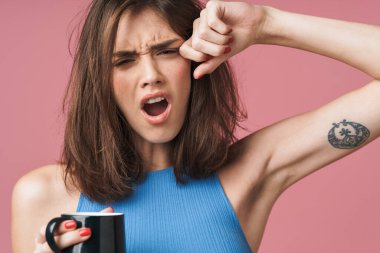 genç, çekici, esmer bir kadın portresi