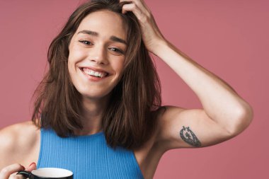 genç, çekici, esmer bir kadın portresi