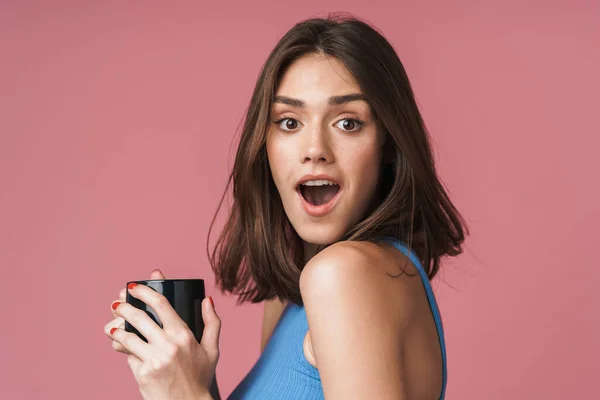 Retrato de una joven morena atractiva —  Fotos de Stock